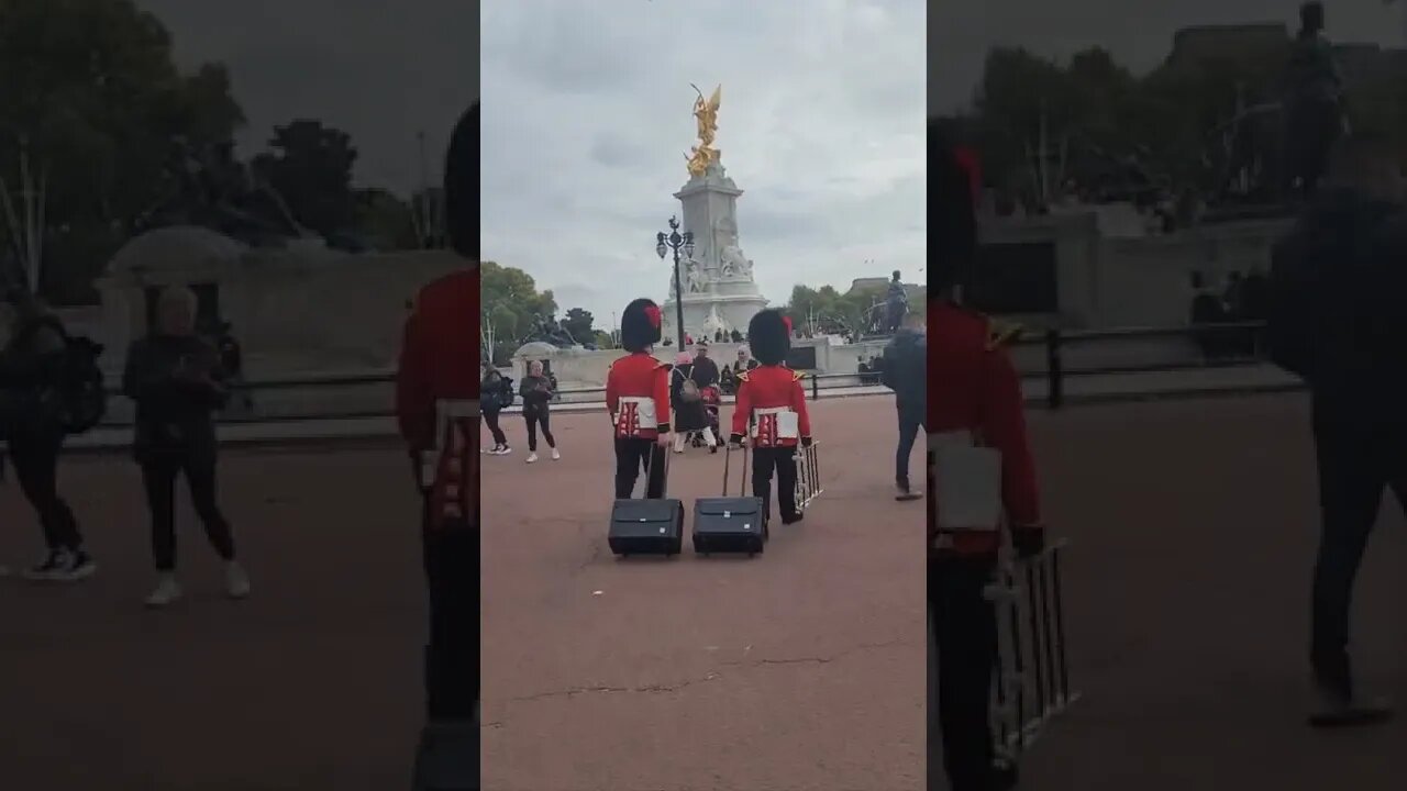 The kings Guards collect their suitcases #buckinghampalace