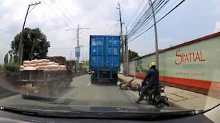 Momento spaventoso: il casco salva la vita a un motociclista