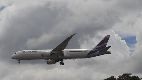 Uma "maratona" de aviões na Avenida do Turismo