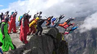 22 base jumpers saltam de uma cascata na Noruega