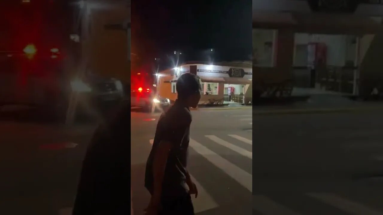 COMO CUMPRIMENTAR UMA VIATURA DA POLICIA #policia #sirene #viatura #memes #viral #rir #shorts