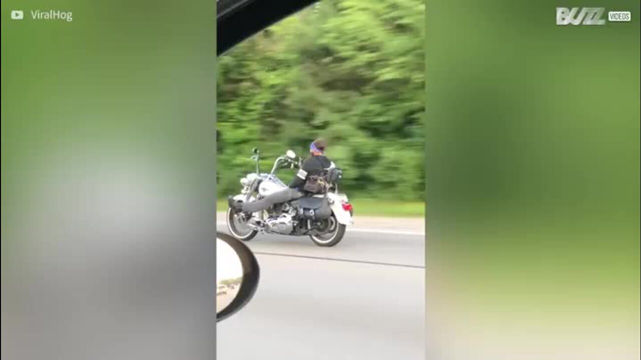 Motociclista flagrado dirigindo sem mãos !