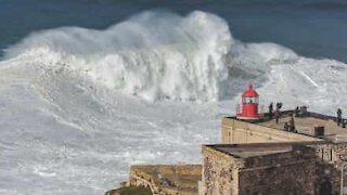Un surfeur sombre sous les vagues géantes de Nazaré, et c'est terrifiant
