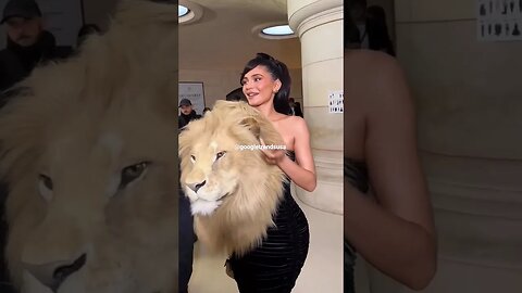 Kylie Jenner With a Faux Lion's Head #kyliejenner #shorts #shortvideo
