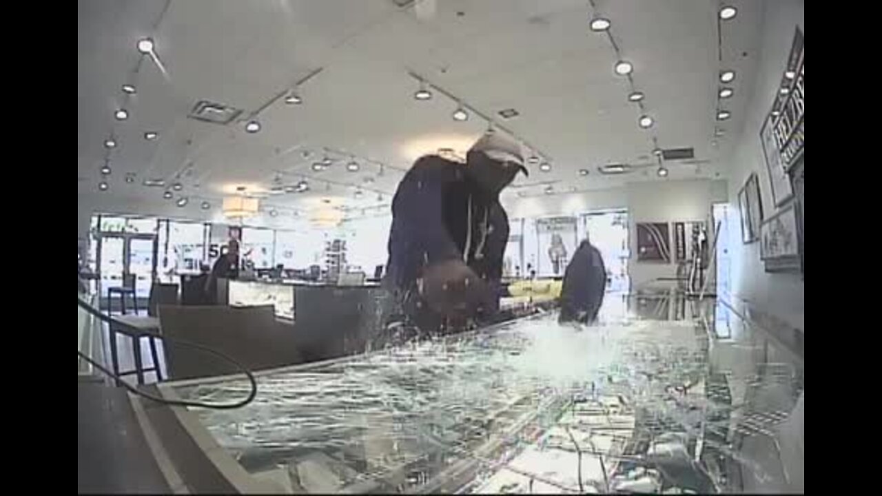 Sledgehammer wielding thief smashes display case, steals watches from Pasco jewelry store