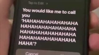 Un homme s'amuse avec son iPhone et fait rire Siri