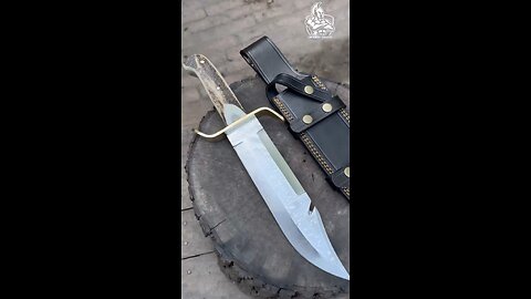 “Custom Stainless Damascus Steel Bowie Knife with Deer Horn Handle and Dual Leather Sheath Showcase”