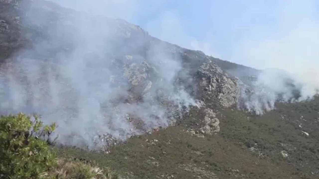 South Africa - Cape Town - Faces devastating summer fires. (Video) (9a4)