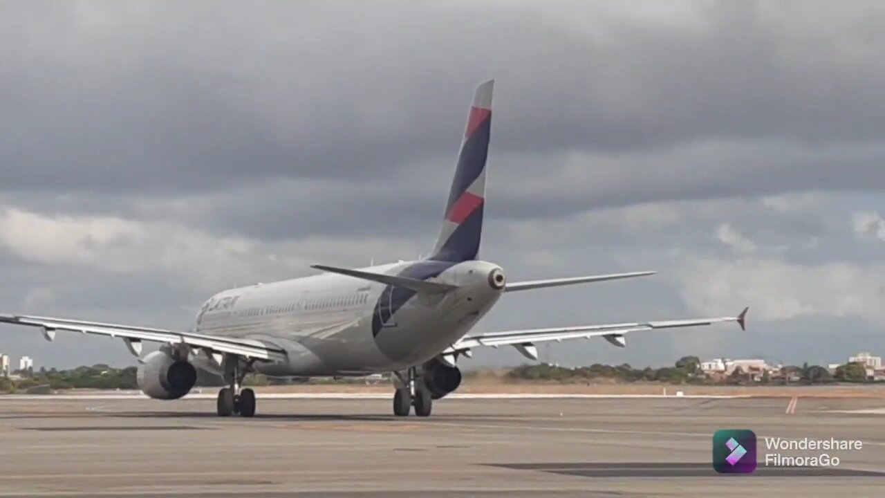 Airbus A321 PT-MXE taxia e decola de Fortaleza para Guarulhos