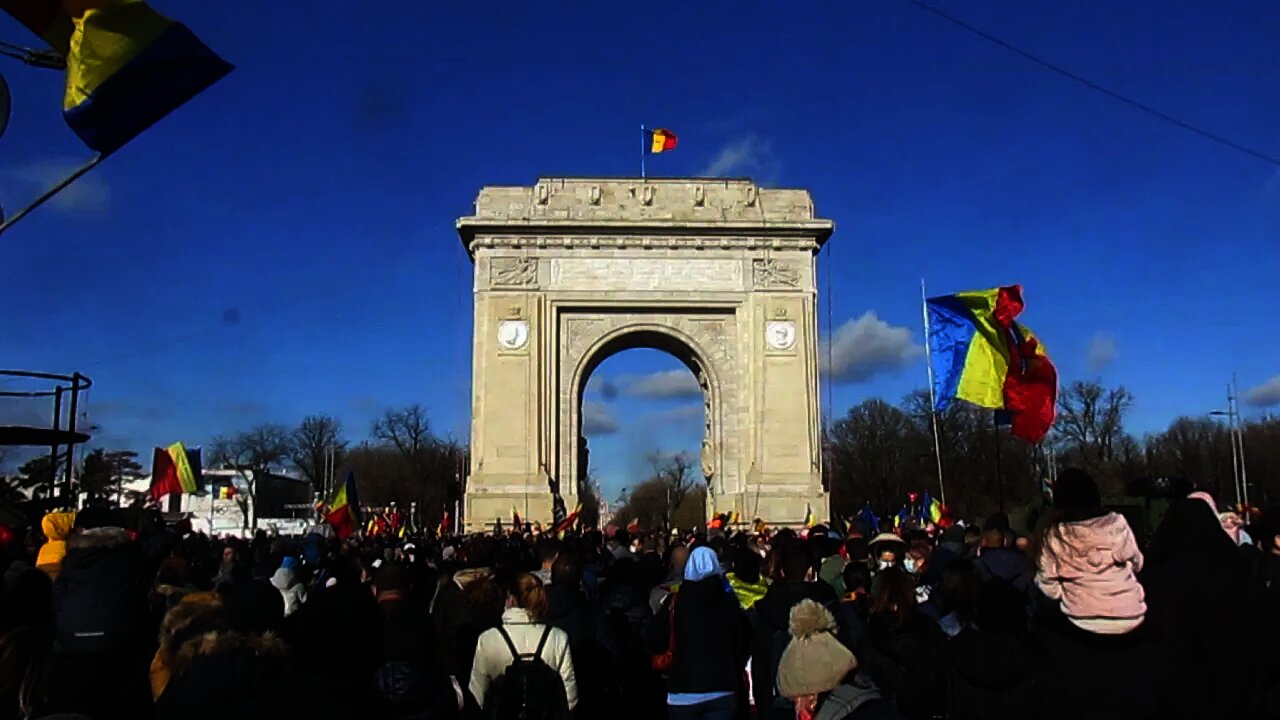 Mulțimea de oameni de la Arcul de Triumf