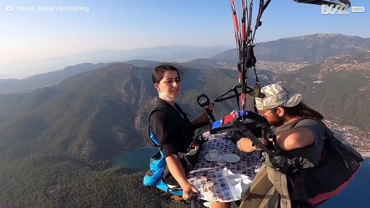 Homem é entrevistado enquanto faz parapente e bebe café!