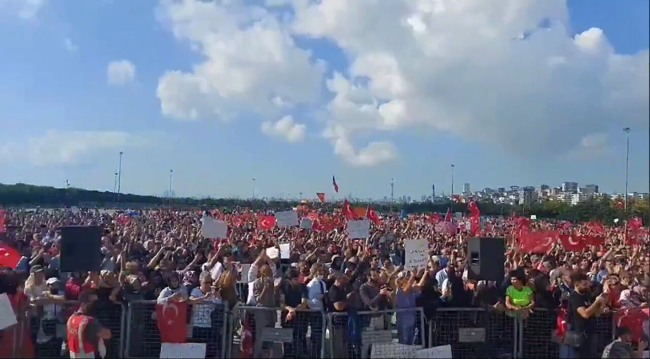 Turkey: Thousands of anti-vaccine-mandate people held a protest in Istanbul today