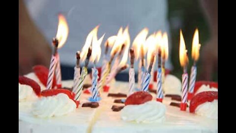 Menina rouba protagonismo e sopra velas do bolo da irmã