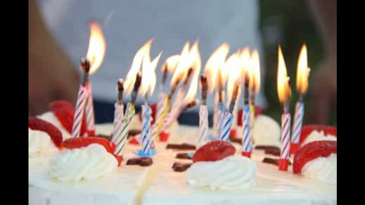 Menina rouba protagonismo e sopra velas do bolo da irmã