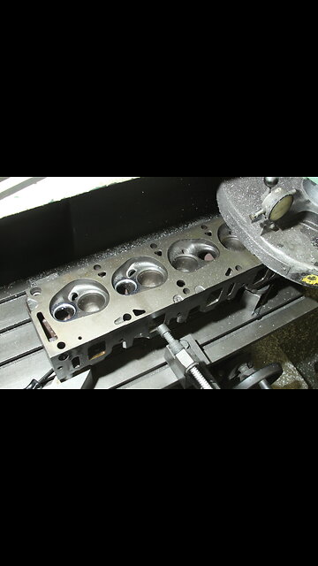 Milling a cylinder head in slow motion