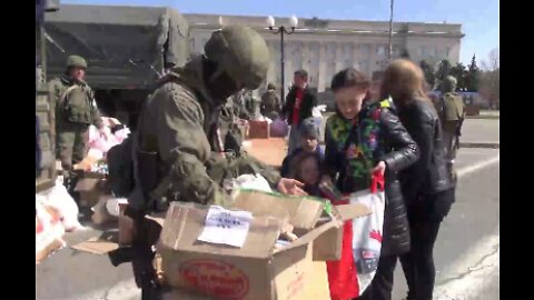 Les habitants de Kherson reçoivent plus de 10 tonnes d'aide humanitaire de l'armée russe.