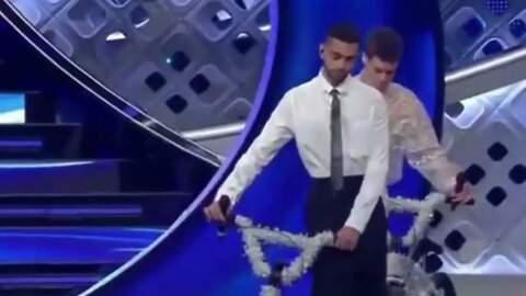 Mahmood e Blanco a Sanremo con la bici