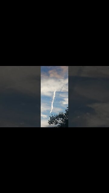 IS THIS A GLITCH IN THE MATRIX? LINE IN SKY NEXT TO CHEMTRAIL. WHAT IS IT?