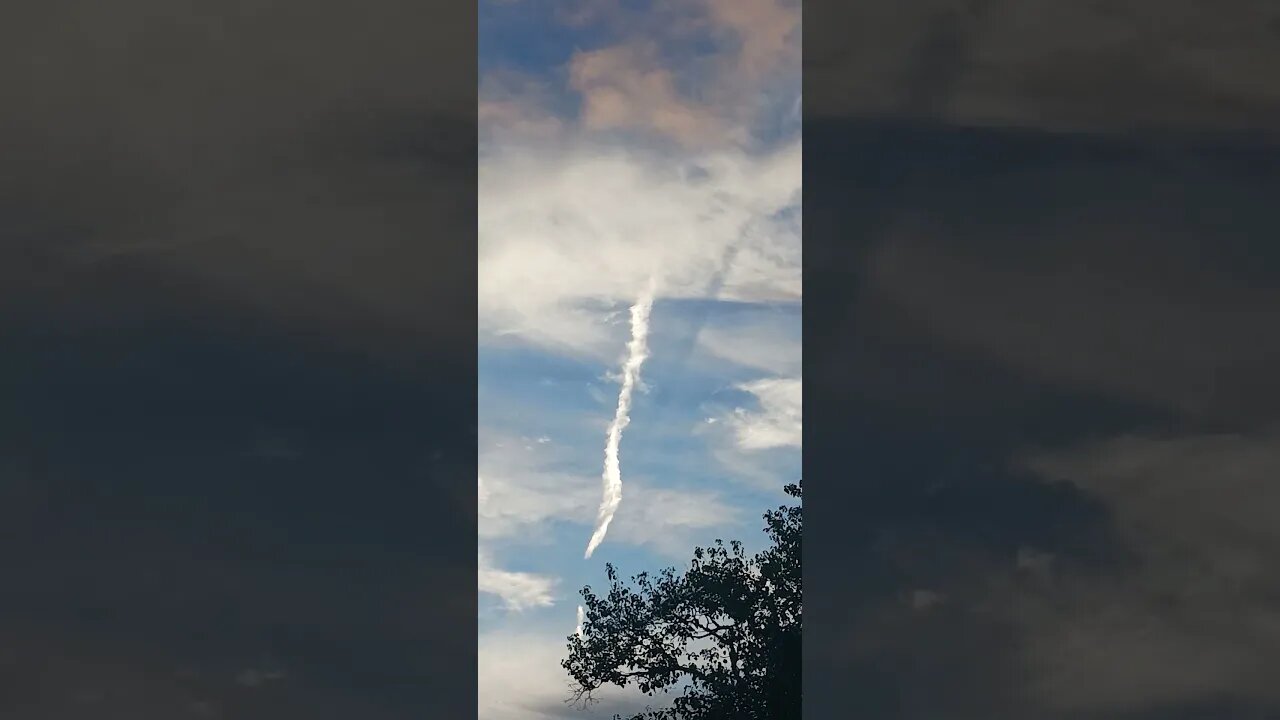 IS THIS A GLITCH IN THE MATRIX? LINE IN SKY NEXT TO CHEMTRAIL. WHAT IS IT?