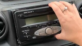 Une façon originale de cacher son autoradio