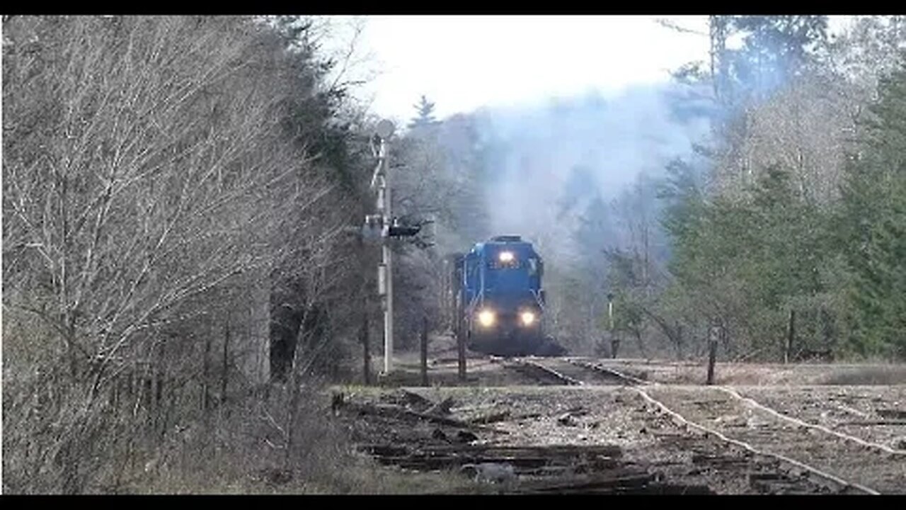 An Early Morning Start, This Old SD40-2 Really Gives Off A Good Smoke Show! | Jason Asselin