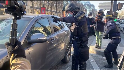 Paris: Macron's minions smash the window of the convoy for freedom