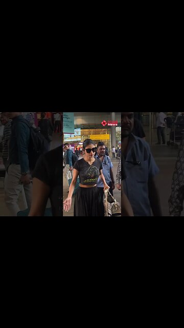 Mouni Roy Got Scared 😳 While Photographer Fallen Down while Clicking Pictures 📸✈️ 😍🔥