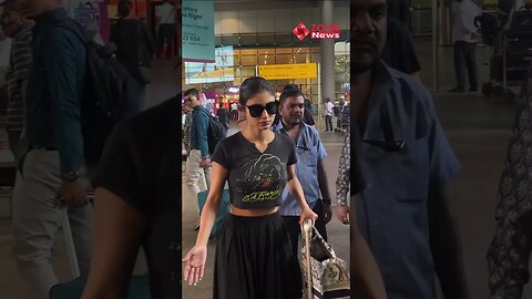 Mouni Roy Got Scared 😳 While Photographer Fallen Down while Clicking Pictures 📸✈️ 😍🔥