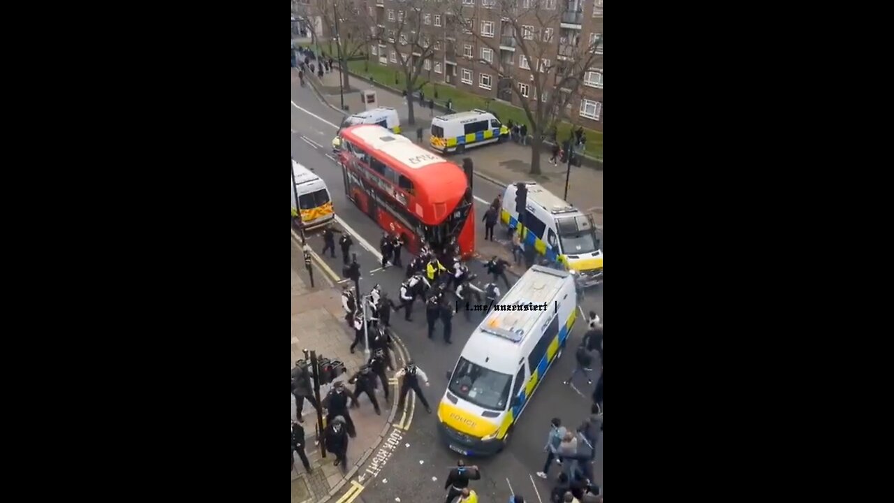 🇬🇧 Eritrean now BRICS protesters attack police officers in London with sticks 😆