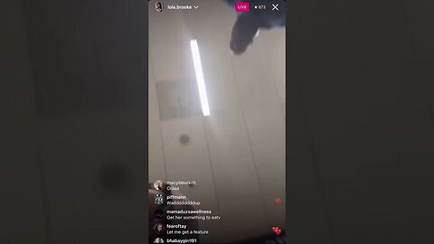 Lola Brook Kick It With Her Followers a On Instagram Live While At The Airport. 01.03.23.