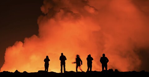 The moment a photographer captured a 'surreal' Icelandic volcano eruption