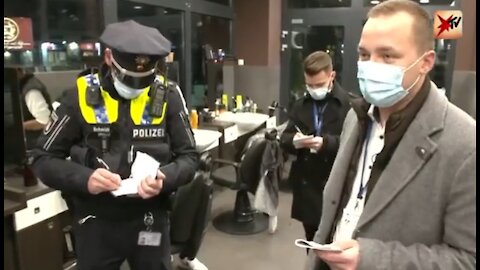 Germany: Police enter a business to check vaccination statuses and tests