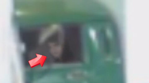 I saw a pretty woman is face in the window of truck [Ghost]