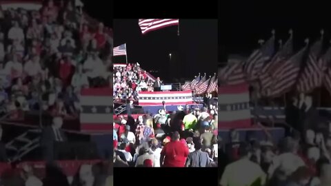 🇺🇸 Patriotas entonando el himno en el Mitin de Donald Trump en Texas