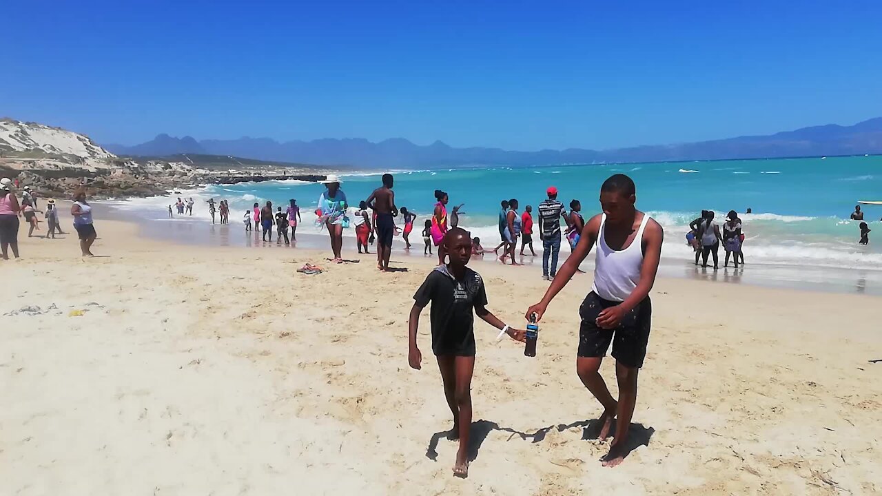 South Africa - Cape Town - Nice Weather at the beach (Video) (eWx)