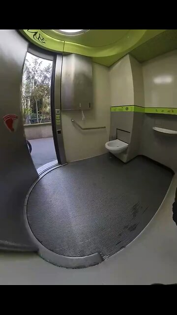 This is how a self cleaning public toilet in Paris works 🇫🇷
