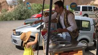 Menina adora a experiência de pedir gelado na Turquia!
