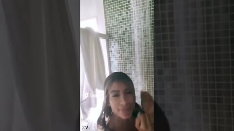 Anitta Vaza Seios Enquanto Toma Banho