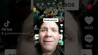 Pessoas ainda presas no ginásio
