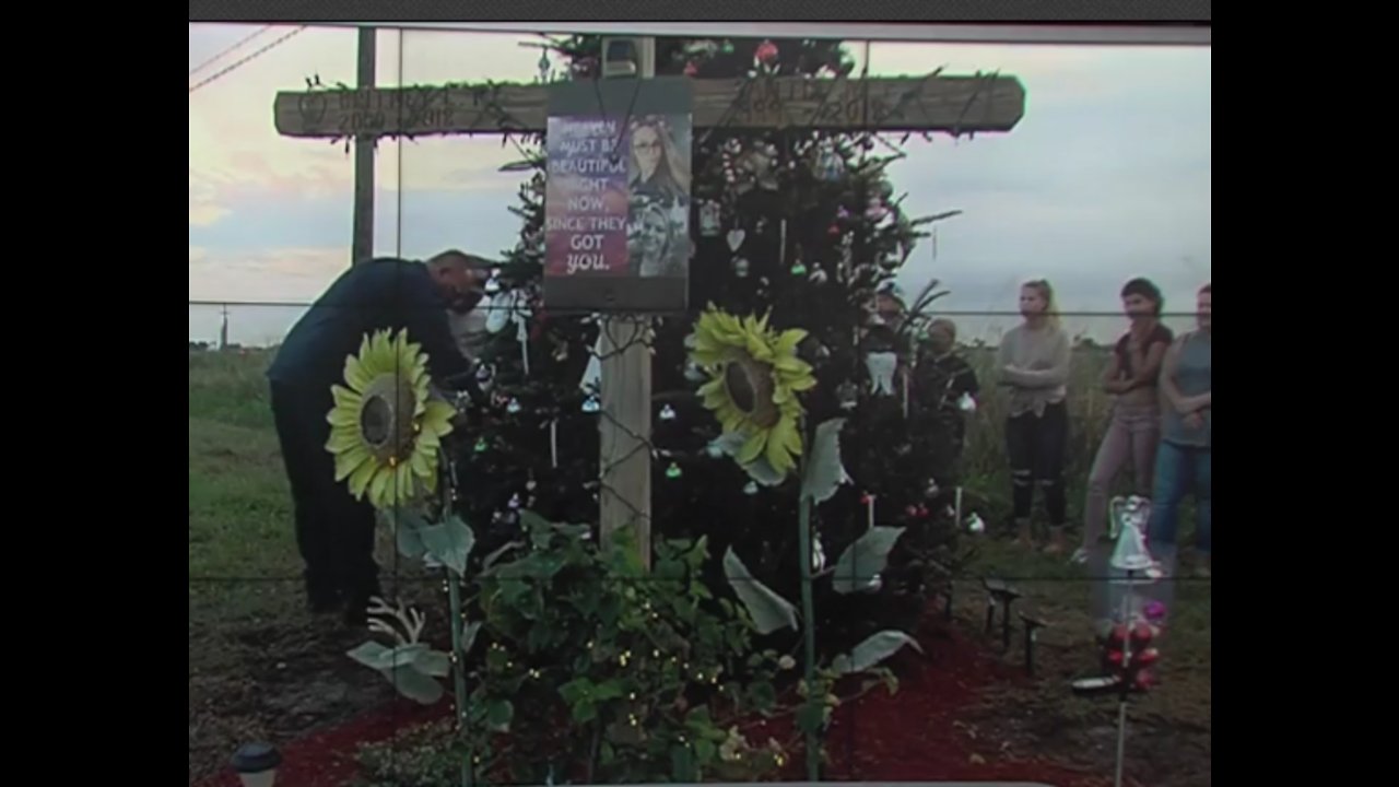 Community decorates Christmas tree to honor Britney Poindexter, Santia Feketa