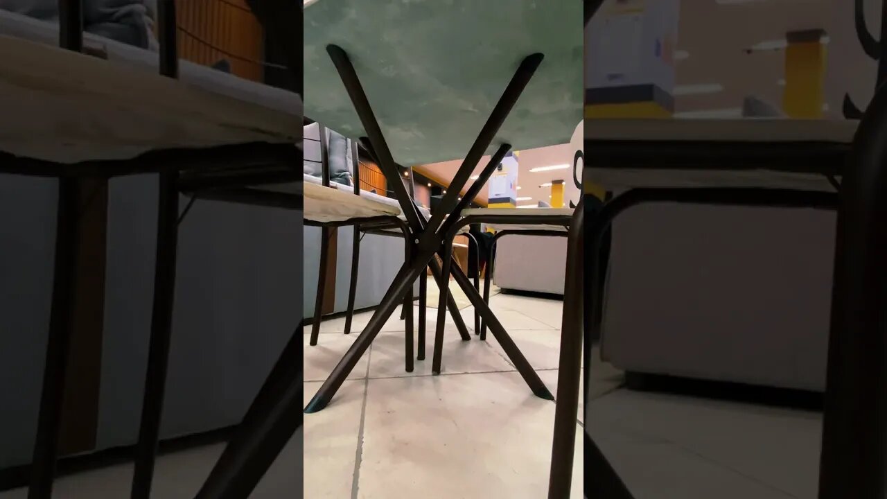 A Mesa Teixeira com 4 cadeiras é ideal para reunir os seus familiares e amigos em uma boa refeição.