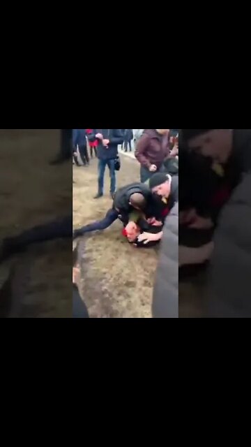 ★★★ A Russian saboteur marking houses for artillery strike in Poltava is captured by local civilians