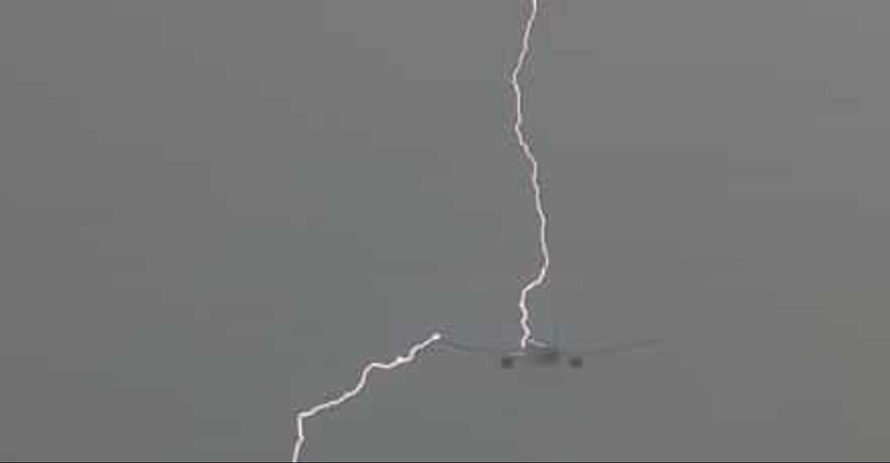 Terrifying: Airplane struck by lightning just after takeoff