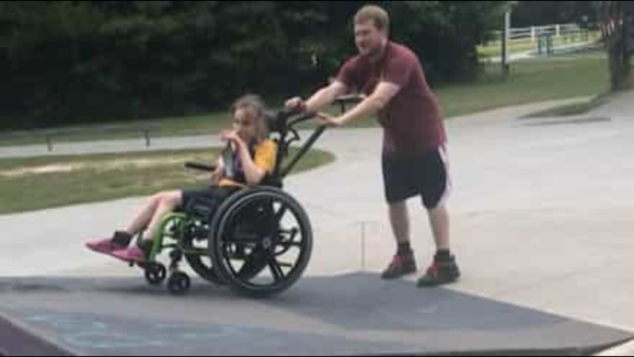 Pai diverte-se com filha incapacitada em skatepark