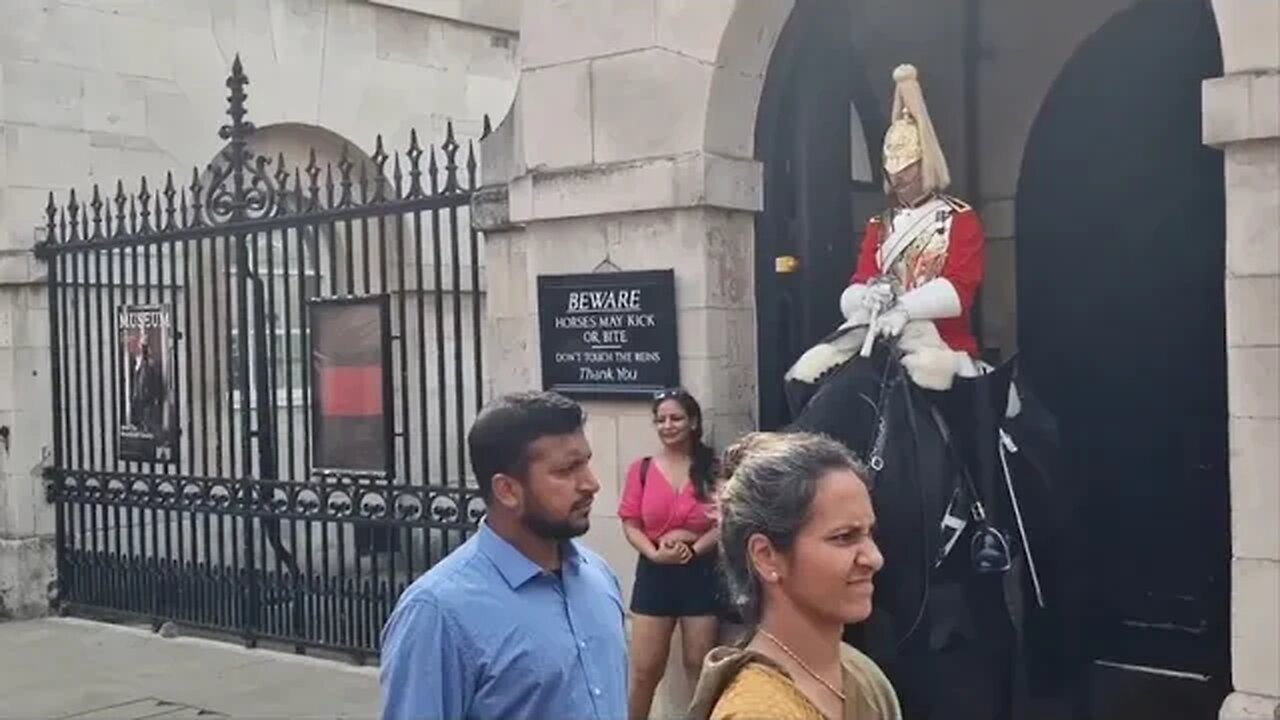 King's guard shouts at tourist touching him #thekingsguard