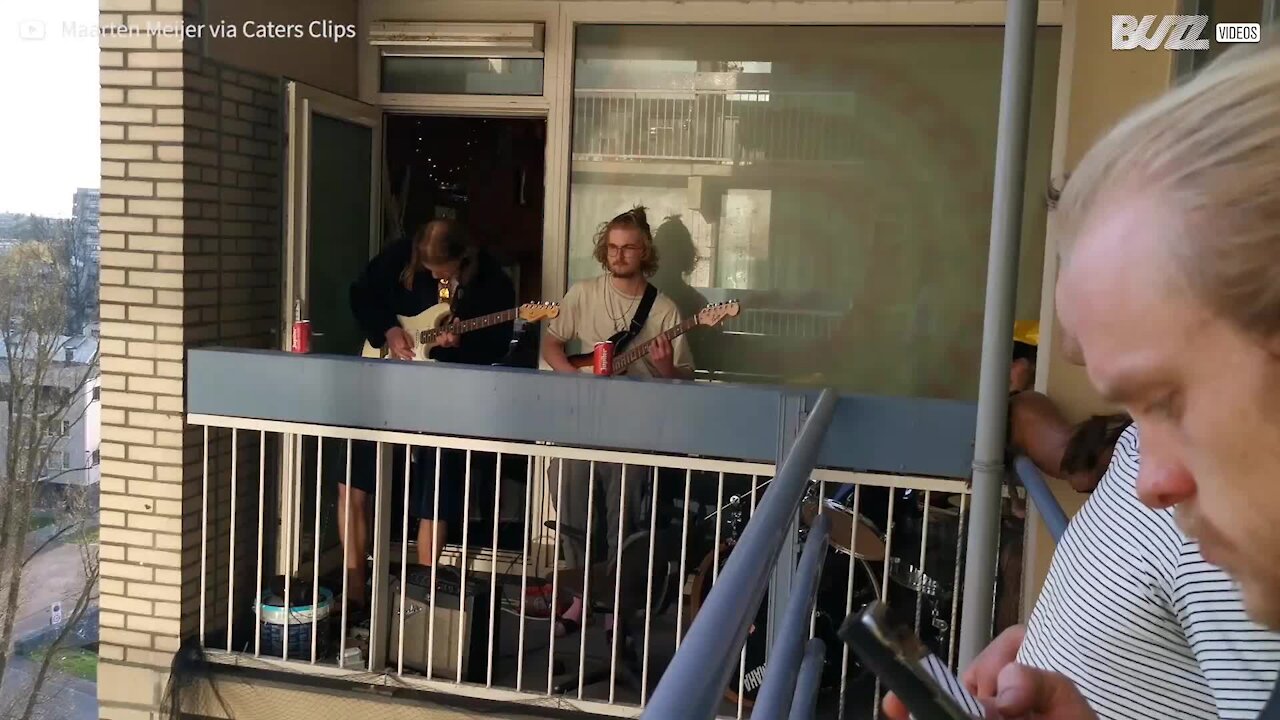 Un concert au balcon en pleine quarantaine