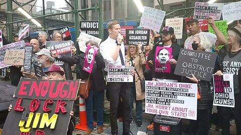 Erik Bottcher Speaks NYAGV1 @MomsDemand rally outside 26 Federal Plaza 4/17/23 @GAGnoguns @ebottcher