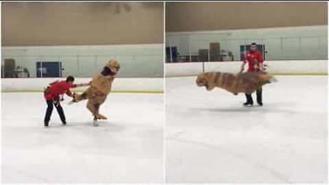 T-Rex patinador faz acrobacias em uma pista de gelo na Califórnia