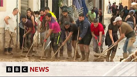 Thousands of volunteers help with clean up in flood-hit Valencia | BBC News