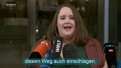 Frau Lang zeigt, dass sie in die Breite geht